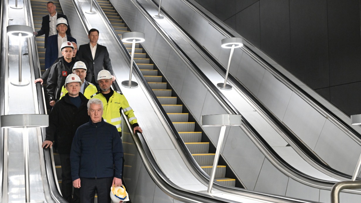 Мэр Москвы Сергей Собянин, а также его заместитель по вопросам градостроительной политики и строительства Владимир Ефимов, генеральный директор Института «Мосинжпроект» Рустам Черкесов, и генеральный директор компании-подрядчика Сергей Кидяев на осмотре строящейся станции «Народное Ополчение» Рублево-Архангельской линии метро