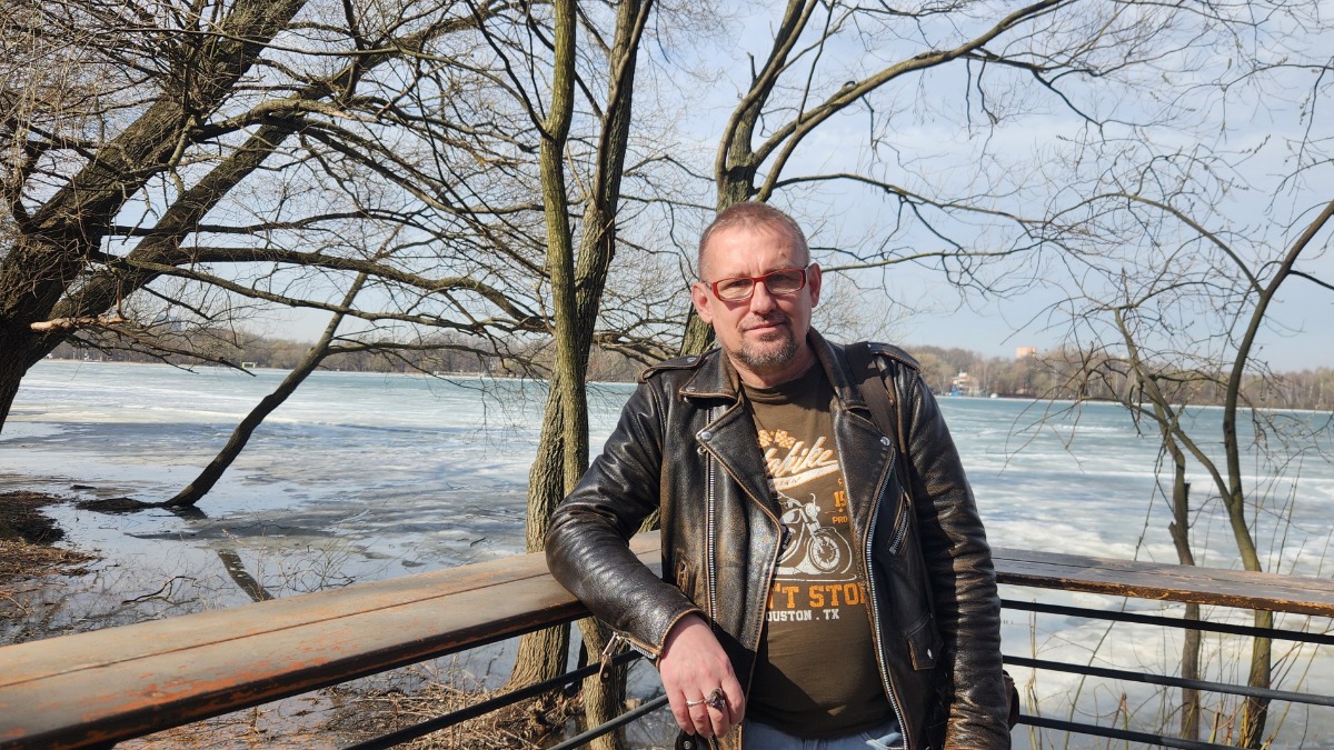 Историк и экскурсовод Игорь Козлов во время прогулки вдоль Белого озера в Косине