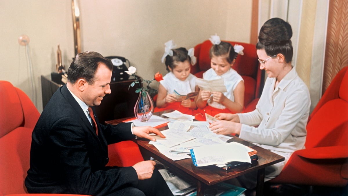 Летчик-космонавт СССР Юрий Гагарин с женой Валентиной и дочками Галиной и Еленой