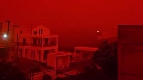 Небо на Крите окрасилось в красный цвет из-за налетевшей песчаной бури
