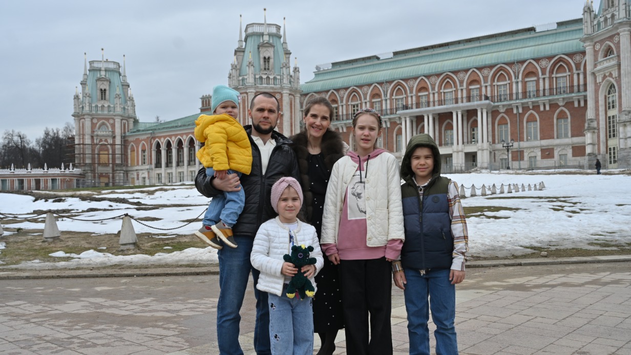 Дружная семья Тропиновых: папа Артем Петрович с малышкой Таисией на руках, Милана, мама Евгения Анатольевна, Виктория и Георгий. Старший сын Александр остался дома с женой и своей маленькой дочкой