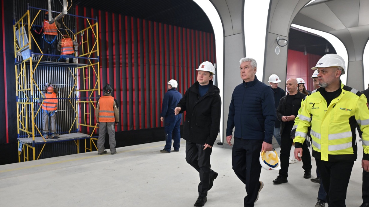 Мэр Москвы Сергей Собянин осматривает почти готовую платформу станции «Народное Ополчение»