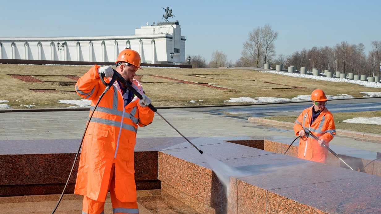 Сотрудники Комплекса городского хозяйства Андрей Варварин и Александр Ширин промывают чаши фонтана «Годы войны» в Парке Победы