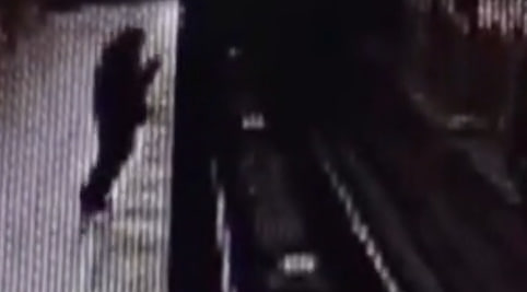 Пьяный мужчина спрыгнул на рельсы перед поездом на станции метро «Баррикадная»