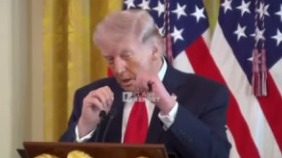 «Бум-бум»: Трамп показал, как Макрона бьет его жена