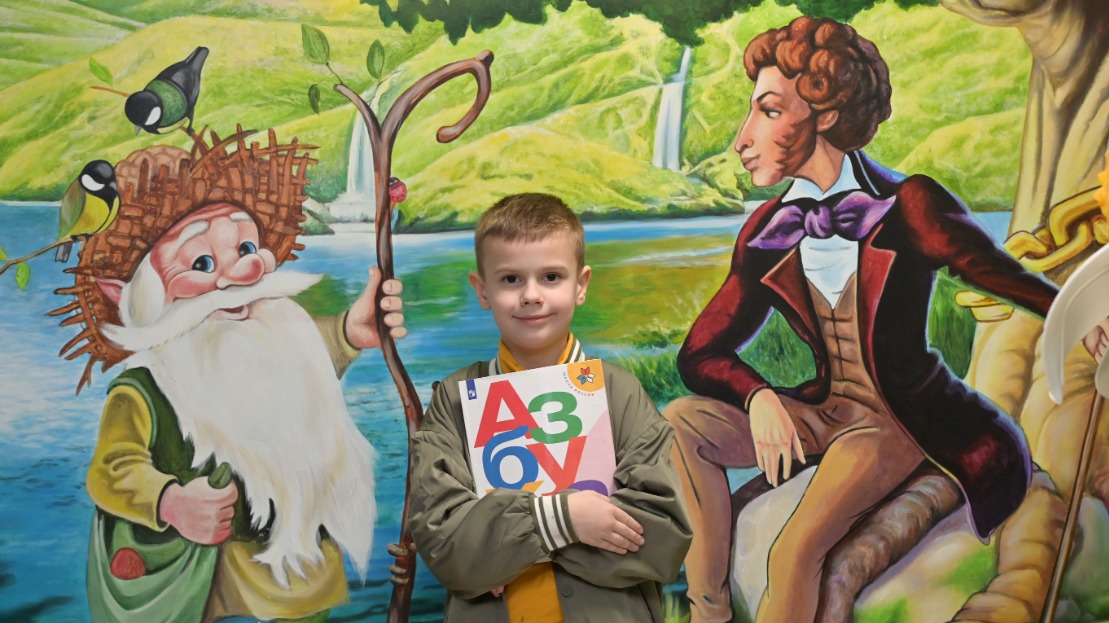 Будущий школьник Мирон Шергин сейчас с удовольствием ходит в детский сад, но он готов к учебе, а его родители уже подали на mos.ru заявку о приеме мальчика в первый класс