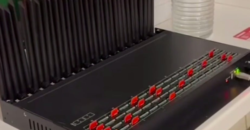 Жителя Подмосковья задержали за координацию узла связи аферистов в Петербурге