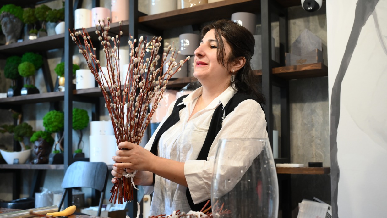 Директор одного из цветочных салонов столицы Лианна Бабаян за работой