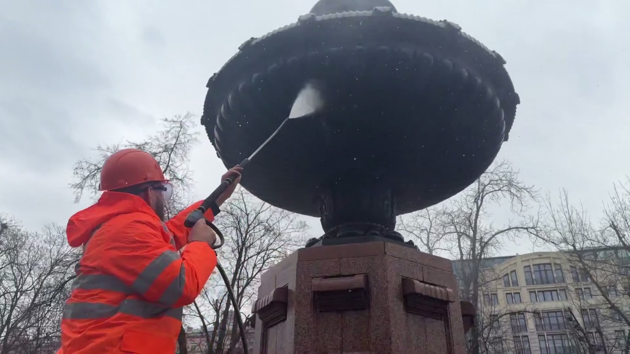 Фонтаны на Пушкинской площади начали промывать после зимы