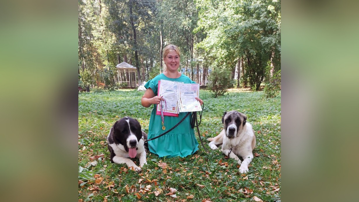 Рукодельница из Москва Елена Асеева вяжет вещи из шерсти любимых алабаев