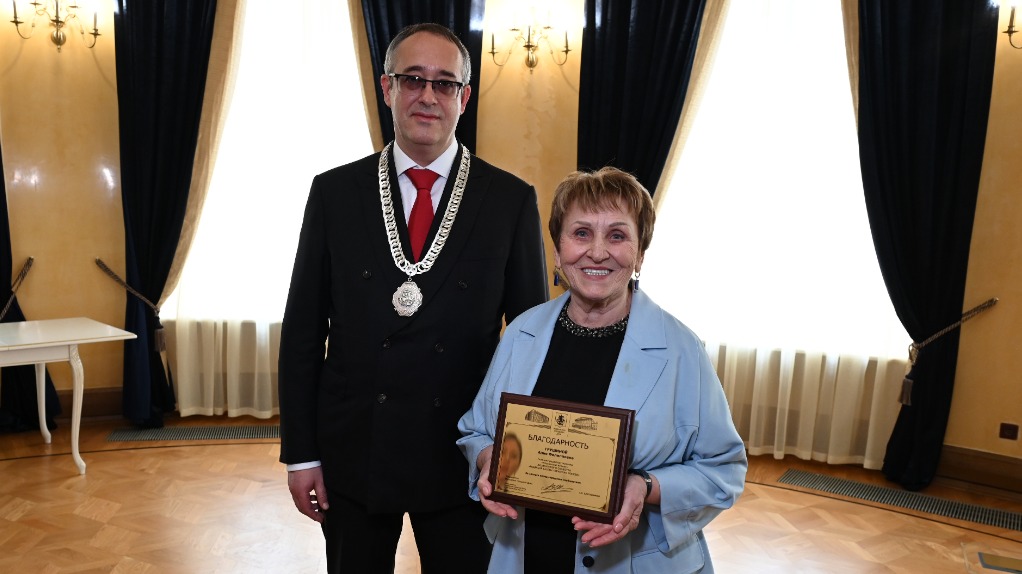 Председатель Мосгордумы Алексей Шапошников и главный редактор «Московского журнала» Анна Грушина на вручении награды