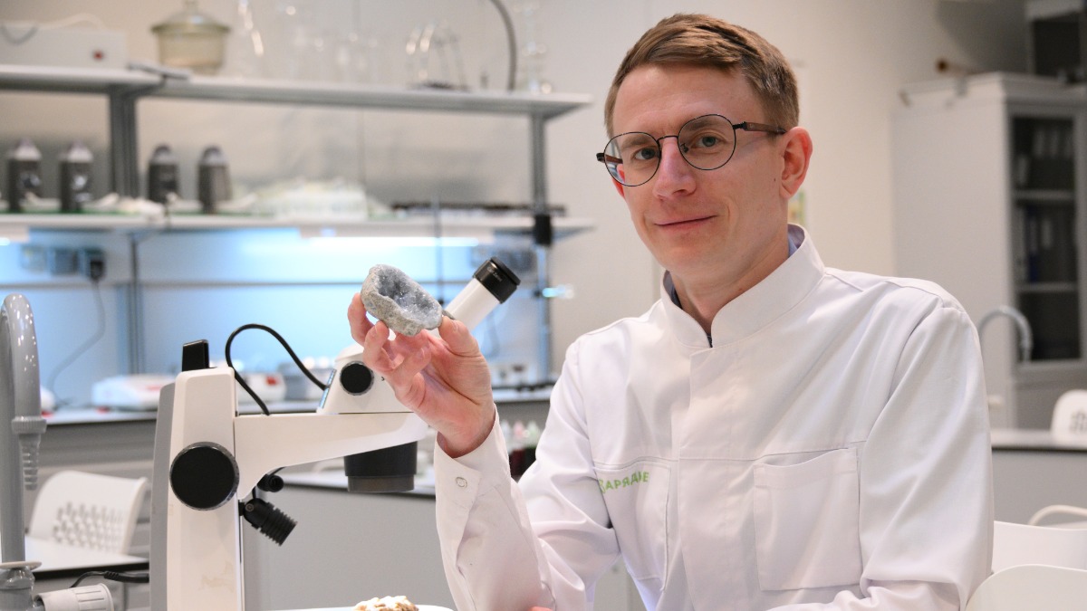 Ведущий методист научно-познавательного центра «Заповедное посольство» парка «Зарядье» Дмитрий-Фабиан Рыжков рассказывает о том, как рождаются минералы и какие тайны они хранят. Об этом и многом другом узнают гости фестиваля «Научный апрель»