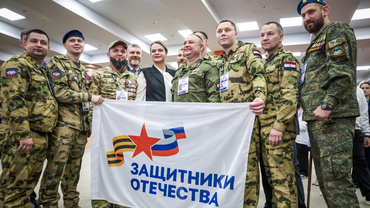 Статс-секретарь — заместитель министра обороны РФ, председатель фонда «Защитники Отечества» Анна Цивилева вместе с ветеранами — участниками СВО перед пленарной сессией «Путь к новой жизни: комплексная помощь и реабилитация ветеранов СВО» в Национальном центре «Россия»