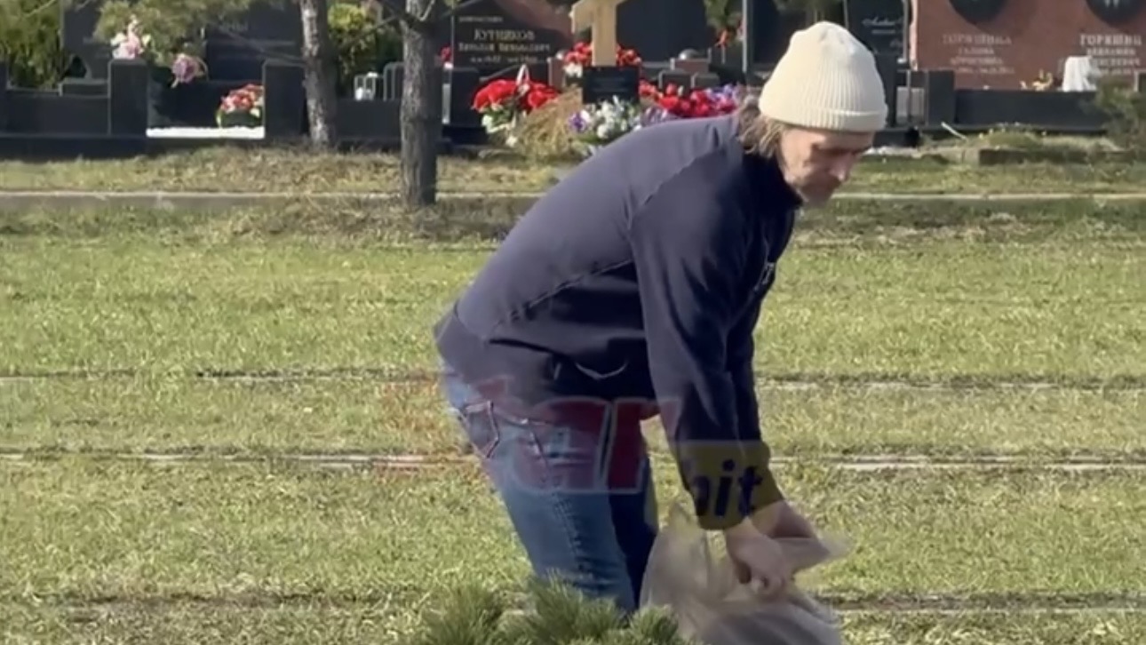 Петр Чернышев пришел на могилу Анастасии Заворотнюк в день ее рождения