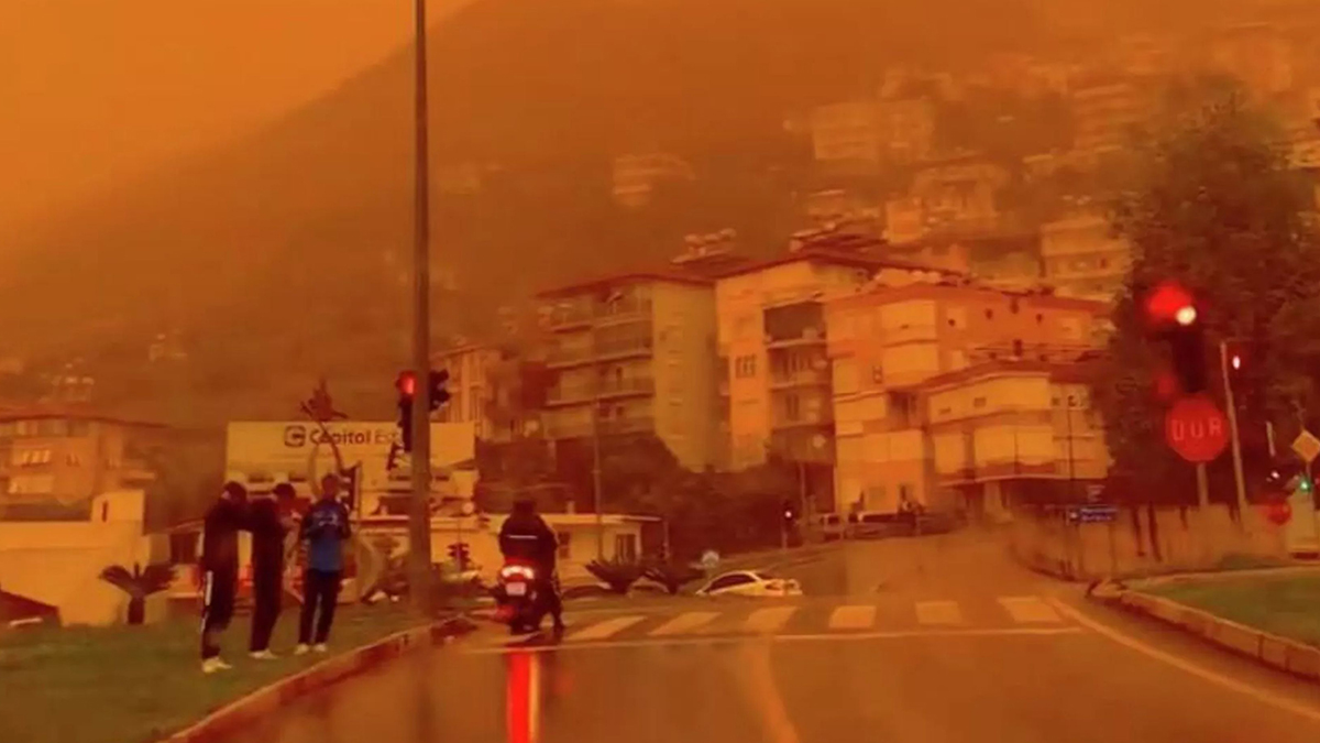 Анталья окрасилась в оранжевый цвет из-за песчаной бури