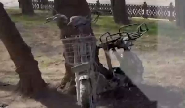 Электровелосипед курьера взорвался около магазина в центре Москвы