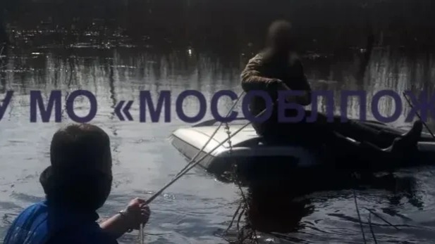 В Подмосковье спасли пенсионера с крыши тонущей машины