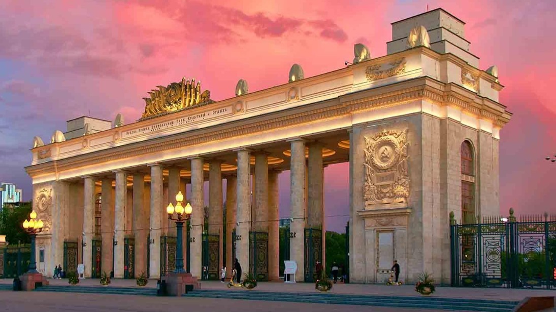 Началась реставрация арки главного входа Парка Горького в Москве