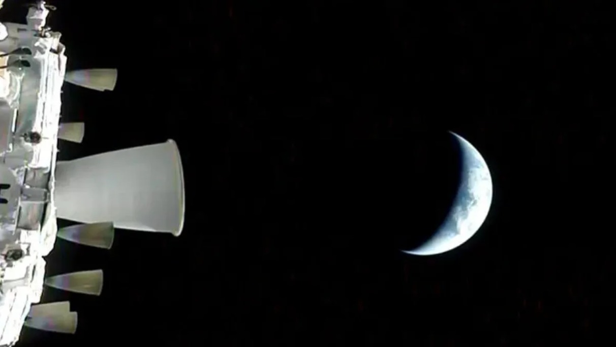 NASA показало снимок Земли в форме полумесяца с расстояния в 70 тысяч километров