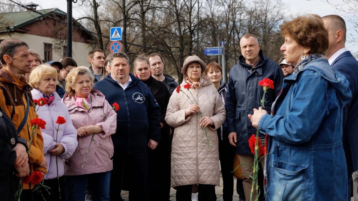 Депутат Госдумы Евгений Попов принял участие в памятной акции в честь годовщины со дня рождения Михаила Хруничева на западе Москвы