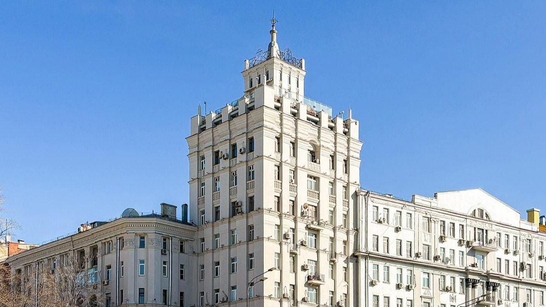 В Москве обновили восемь жилых домов со шпилями на фасадах