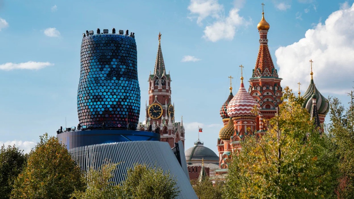 Достопримечательность «Матрешка Москвы» в парке «Зарядье» переходит на летний режим работы