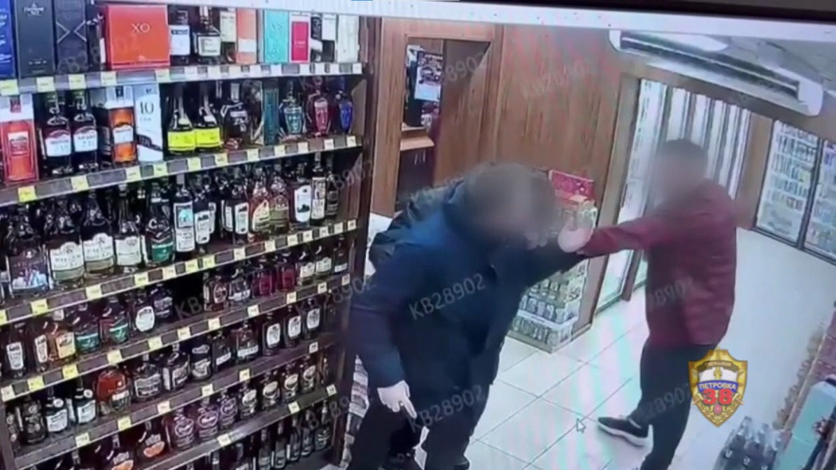 Сотрудник алкомаркета выстрелил в бедро москвичу после конфликта