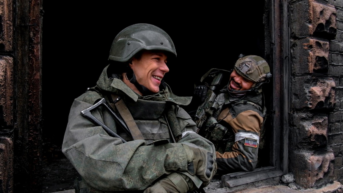 Актеры Глеб Калюжный (Малыш) и Келвин Увво (Джонни) на съемках фильма «Малыш» (2025) режиссера Андрея Симонова. Квоты на иностранные фильмы помогут дальше развиваться отечественному кинематографу и снимать ленты о героях прошлого и настоящего