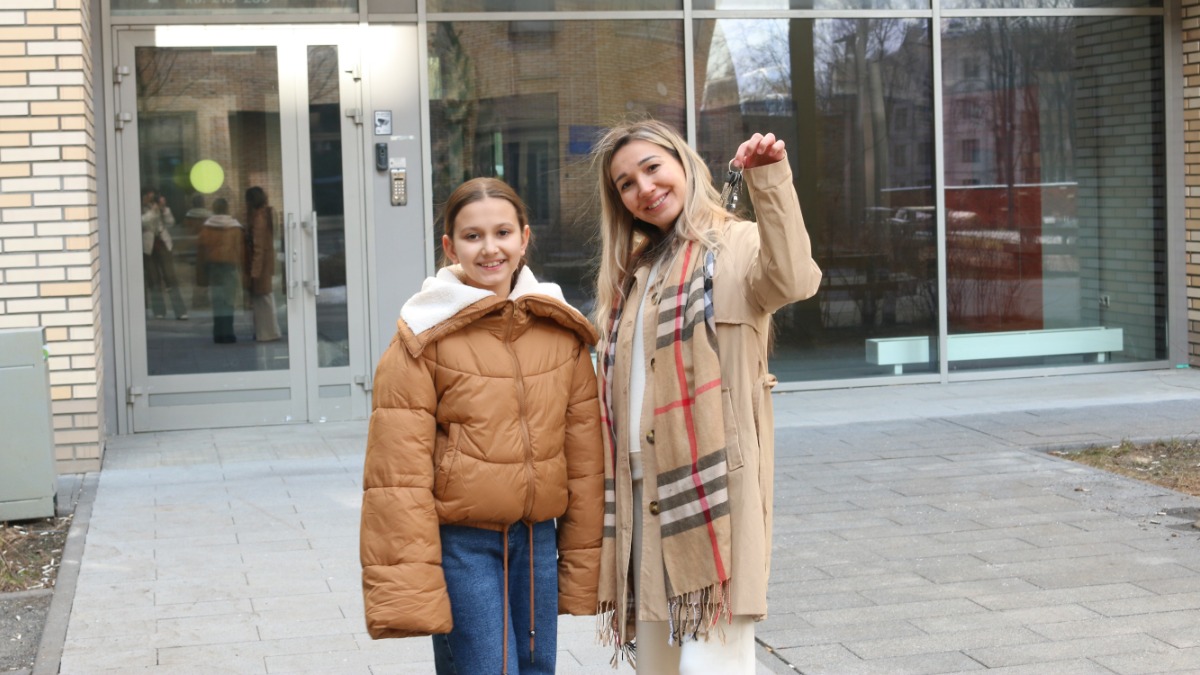 Москвичка Анастасия Емельянова и ее дочь Алиса получили ключи от квартиры в доме, возведенном по программе реновации на Каспийской улице. Первый этаж здания отведен под магазины и учреждения соцбыта