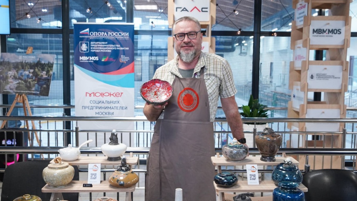 Гончар-предприниматель Андрей Милаев на предновогодней ярмарке