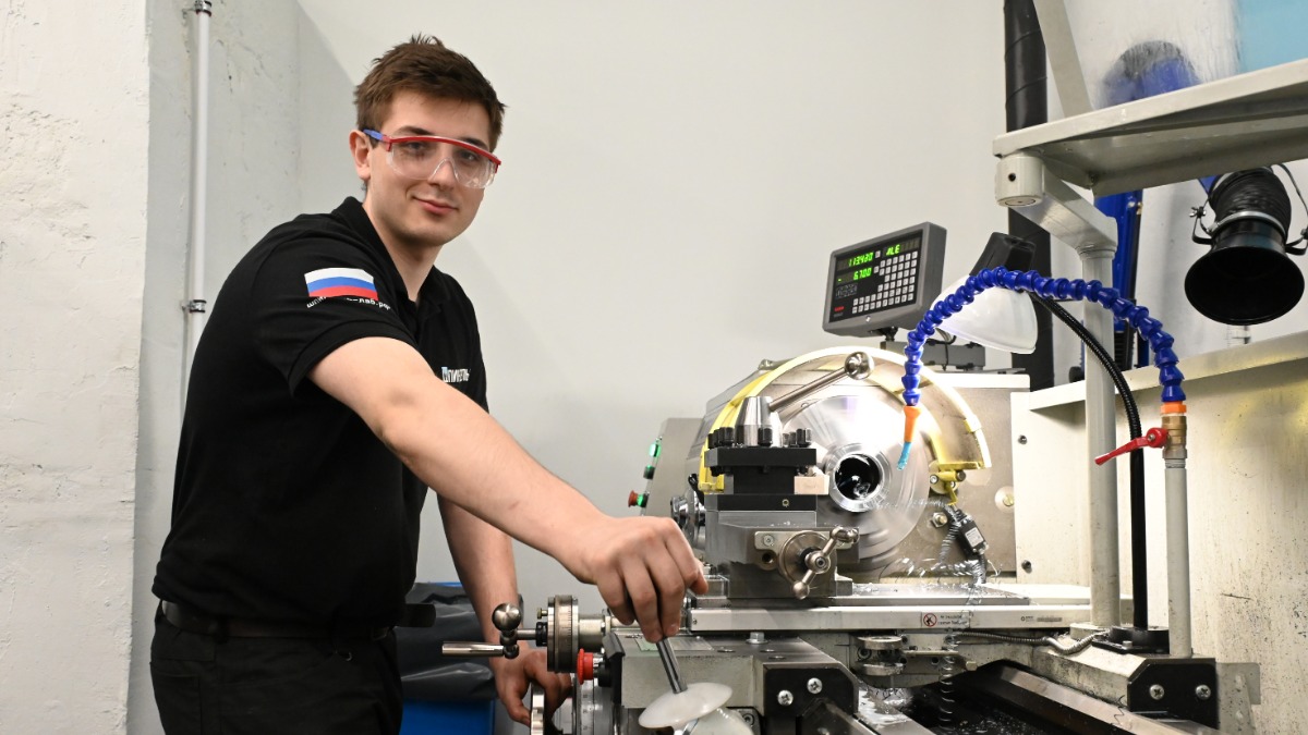 Сервисный инженер Ефим Тупикин за работой