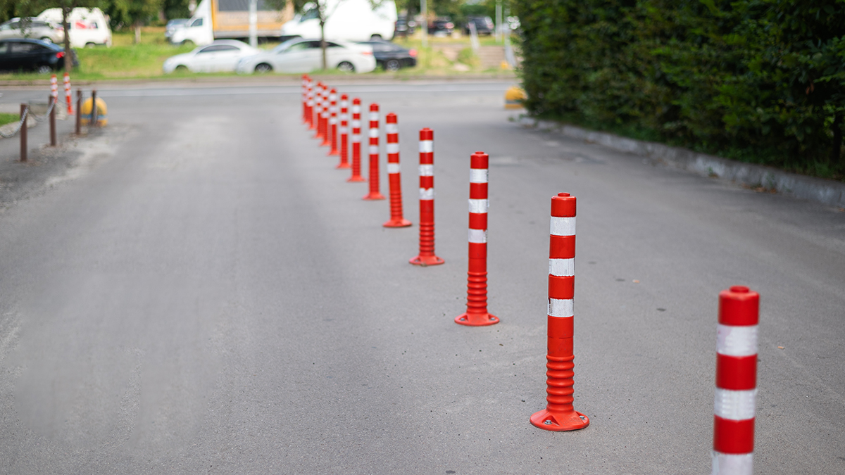 Пьяная женщина за рулем каршеринга сбила парковочные столбики в Мытищах