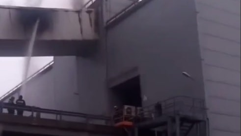 Крупный пожар произошел в цеху стекольного завода в подмосковной деревне