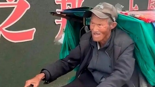 СМИ: 90-летний китаец проехал страну на велосипеде, чтобы побороть горе от потери семьи
