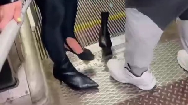 Эскалатор на станции «Китай-город» остановили из-за застрявшего в полотне каблука