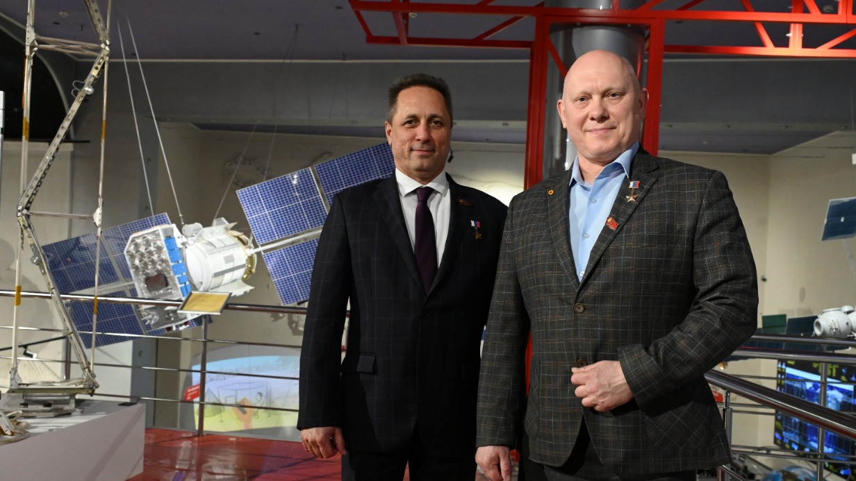 Космонавты, Герои России, депутаты Мосгордумы Антон Шкаплеров и Олег Артемьев в Музее космонавтики