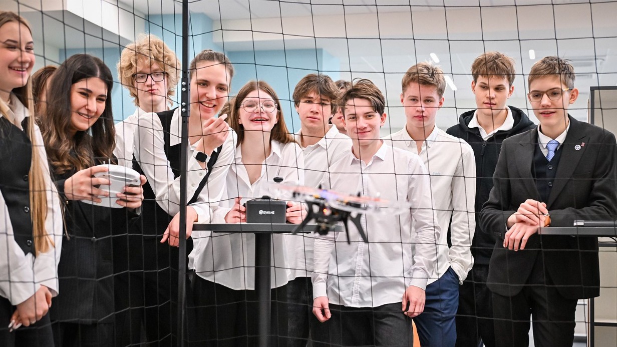 Ученики 10-го инженерного класса школы № 1360 запускают беспилотный летательный аппарат на специальном полигоне, который оборудовали в новом корпусе этого образовательного учреждения