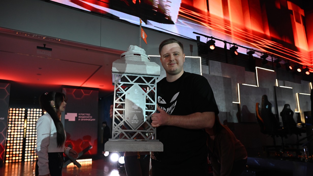 Капитан киберспортивной команды Enemy Евгейний Эйхман (ceisa) получил приз на чемпионате «Кибергерои Москвы». Киберспортсмены выиграли 5 миллионов рублей