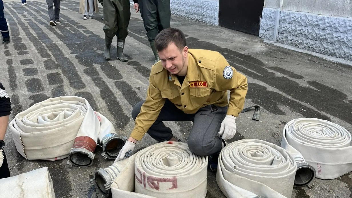 Руководитель Дагестанского регионального отделения Российских студенческих отрядов Асадула Рамазанов готовит рукава для откачки воды