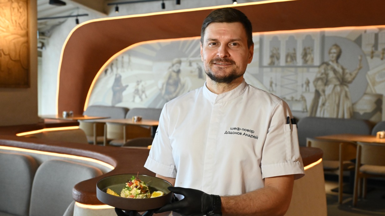 Шеф-повар столичного ресторана неорусской кухни Андрей Дадонов демонстрирует салат оливье