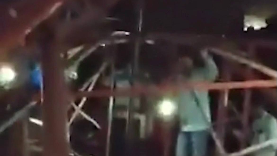 Огромное колесо обозрения с людьми внутри рухнуло в Индии