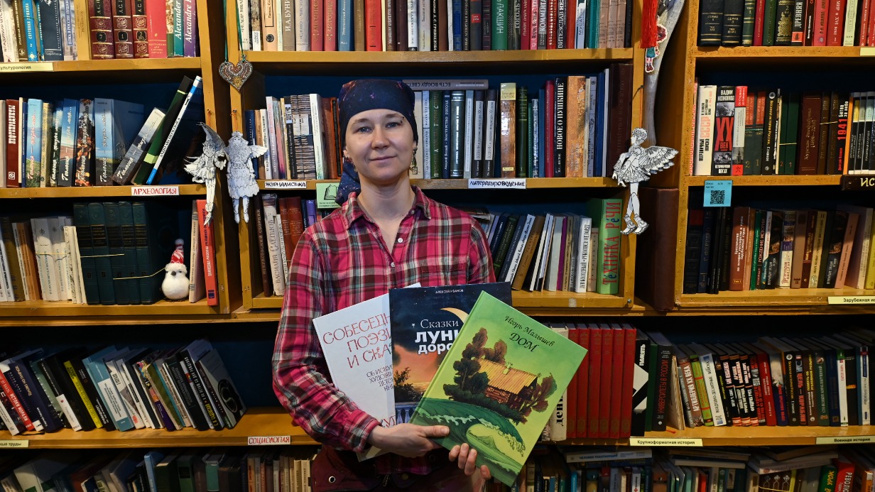 Основатель книжной барахолки Светлана Гусарова показывает свой ассортимент