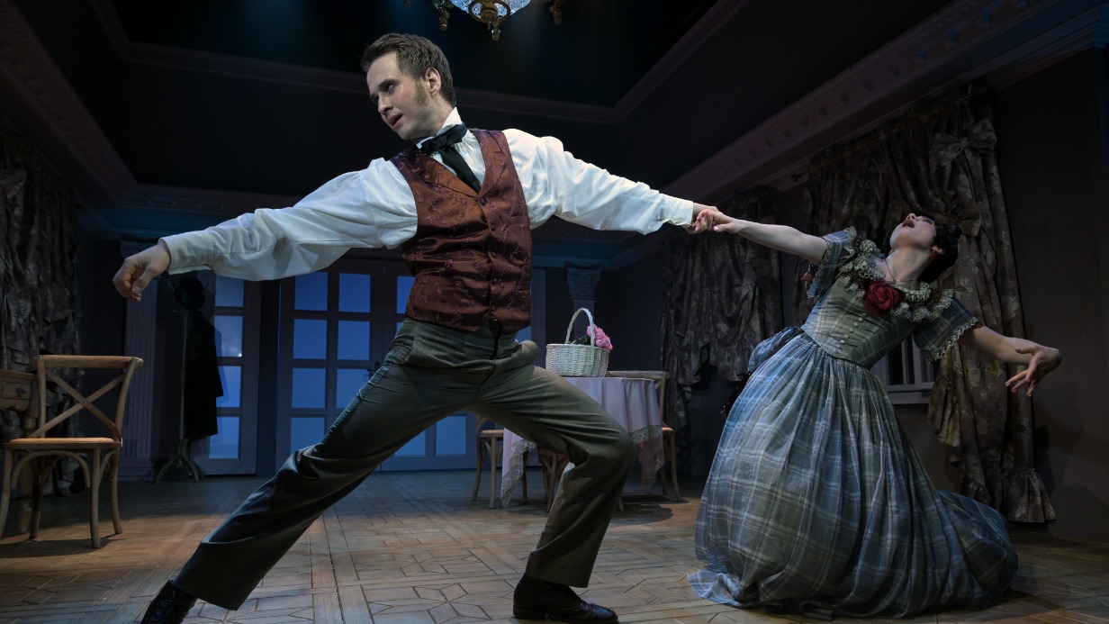 Артур Касимов в роли Александра и Софья Бейман в образе Кати на пресс-показе спектакля «Нежное сердце» режиссера Севастьяна Смышникова