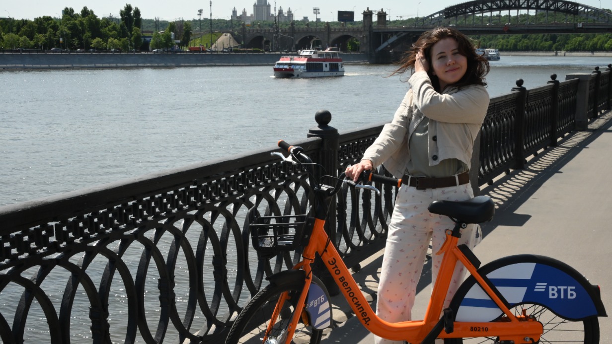 Москвичка Светлана Дручинина катается на велосипеде