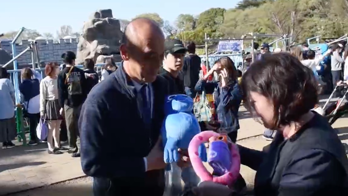 Московский зоопарк передал мягкую игрушку для макака Панчи