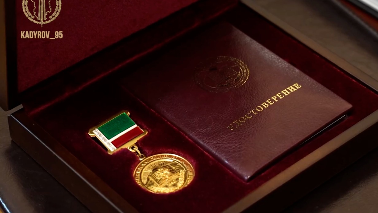 Рамзану Кадырову вручили медаль за вклад в развитие науки