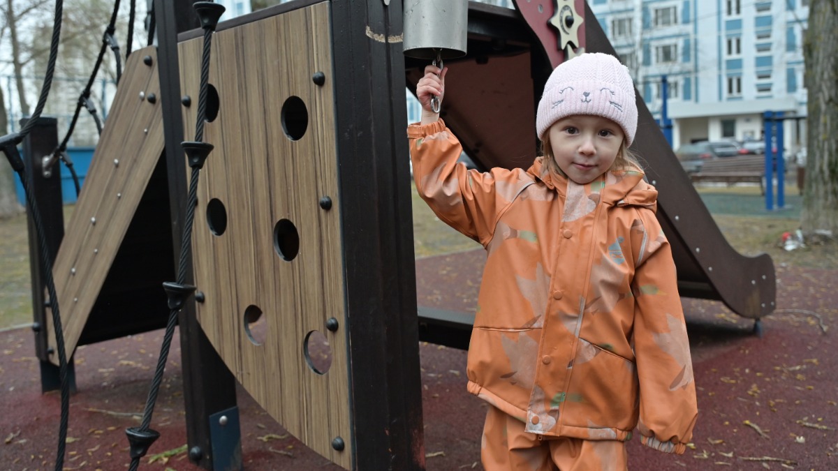 4-летняя москвичка Варвара Соломыкина на детской площадке в районе Отрадное