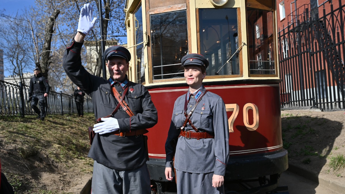 Москвичи Сергей Игнашкин и Анна Меланич на параде трамваев