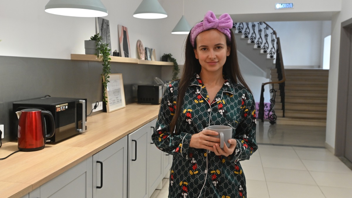 Москвичка Кристина Алаева с чашкой чая