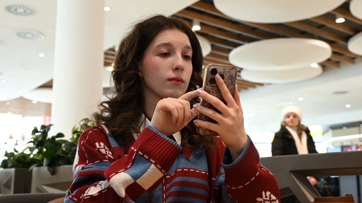 Студентка МГУТУ имени Разумовского Елизавета Степанова со смартфоном в районном центре «Киргизия»